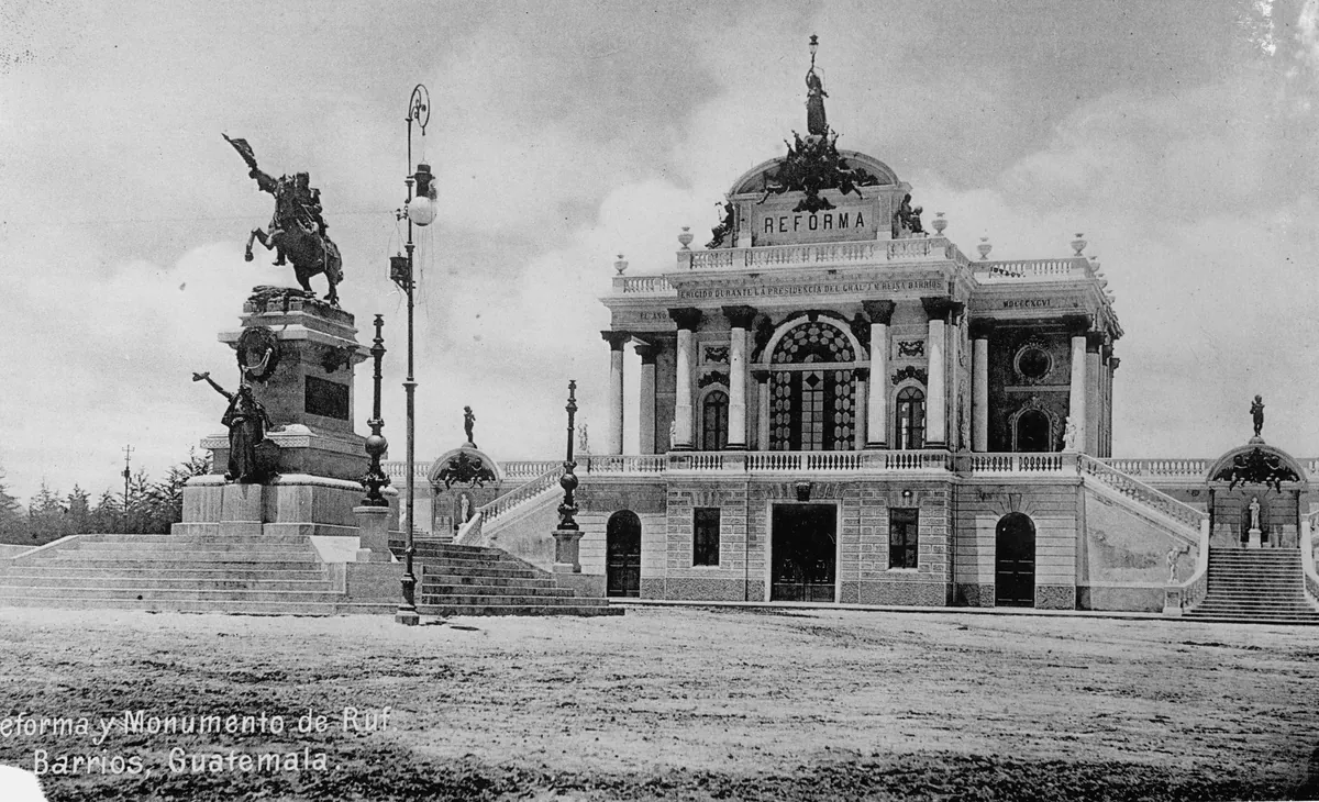 El Palacio de la Reforma, un edificio con columnas y escaleras curvas, y a la izquierda el monumento ecuestre a Justo Rufino Barrios, entre 1908 y 1919.